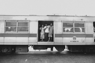 灰度图的男人和女人站在白人和黑人面前火车
